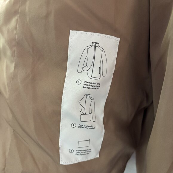 NWT, Beautiful Women's Lightweight Packable Jacket. Size Medium - Picture 6 of 7